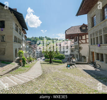 Friburgo, FR / Svizzera - 30 Maggio 2019: vista sulla storica città svizzera di Friburgo con il suo vecchio t Foto Stock