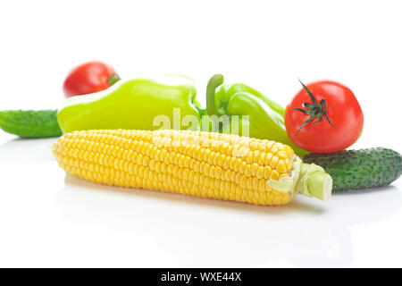 Pomodori, peperoni, cetrioli mais e isolato su bianco Foto Stock