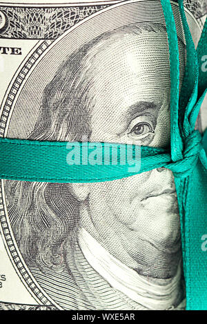 Di dollari arrotolato in un tubo legate con nastro Foto Stock