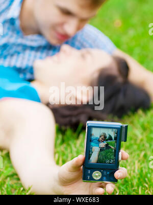 Giovani felici emotivo giovane adolescente sta immagine su erba nel parco della città Foto Stock