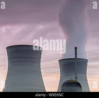 Un impianto ad energia nucleare nella luce della sera Foto Stock