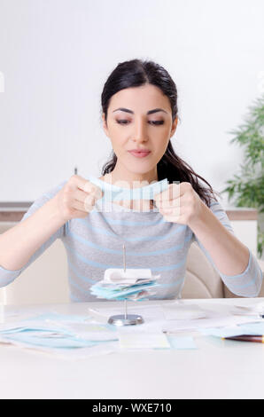 Giovane donna in bilancio il concetto di pianificazione Foto Stock