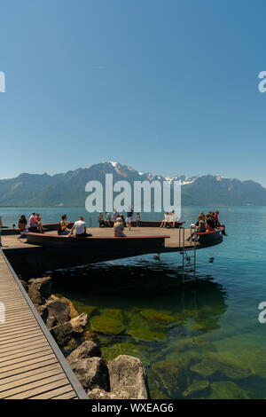 Montreux, VD / Svizzera - 31 Maggio 2019: persone godendo la vista e relax sulle rive del Lak Foto Stock