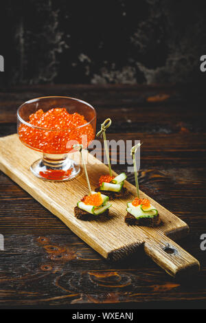 Deliziosi antipasti con caviale rosso. Foto Stock