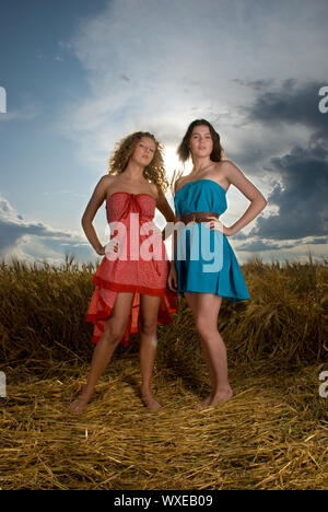 Due belle ragazze slavo nel campo di grano Foto Stock