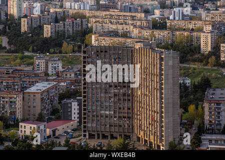 Zona residenziale con vecchi edifici sovietica a tiflis Foto Stock