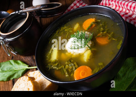 Rustikal Sorrel minestra di patate e crema di latte Foto Stock