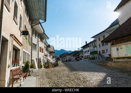 Gruyeres, VD / Svizzera - 31 Maggio 2019: lo storico borgo medievale di Gruyeres nella Svizzera occidentale Foto Stock