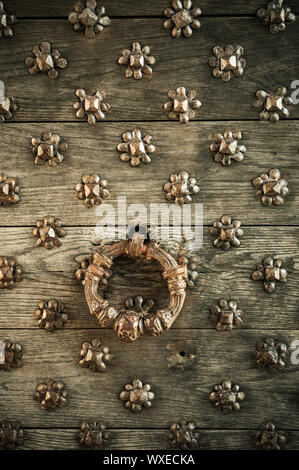 Vecchia porta di legno in un edificio medievale Foto Stock