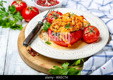 Peperoni con la carne macinata e i pomodori. Foto Stock