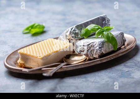 Sandwich waffle artigianali con gelato alla vaniglia. Foto Stock
