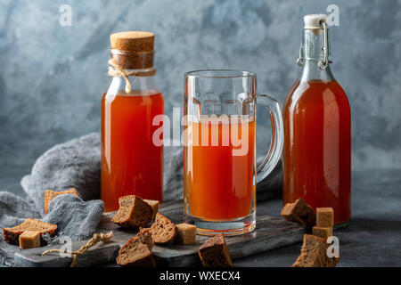 Il pane fatto in casa kvass. Cucina russa. Foto Stock