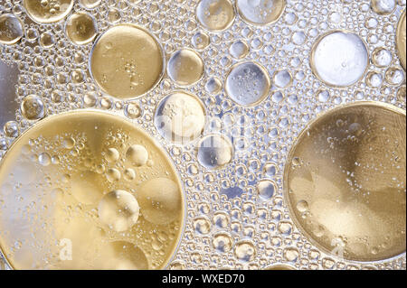 Olio colorato bolle di inchiostro e cadute. Modello astratto di struttura mista dello sfondo. Modello di carta da parati. Foto Stock