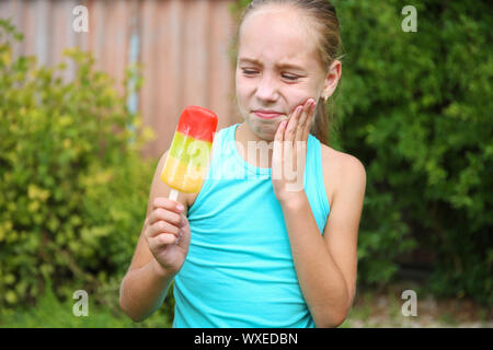 Ragazza ha mal di denti da freddo gelato. Foto Stock