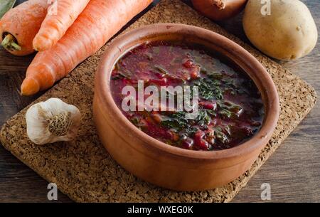 Ciotola di zuppa tradizionale Borscht sul tavolo Foto Stock