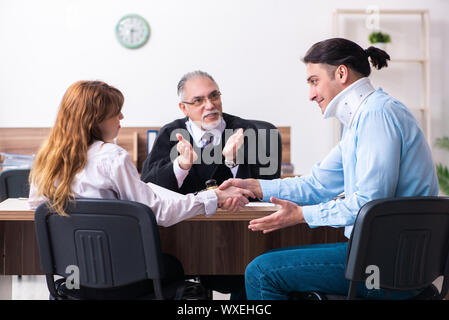 Coppia giovane nella courthouse nel concetto di divorzio Foto Stock