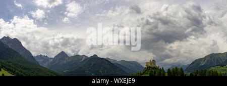 Paesaggio della Bassa Engadina, nelle alpi svizzere con il castello di Tarasp Foto Stock