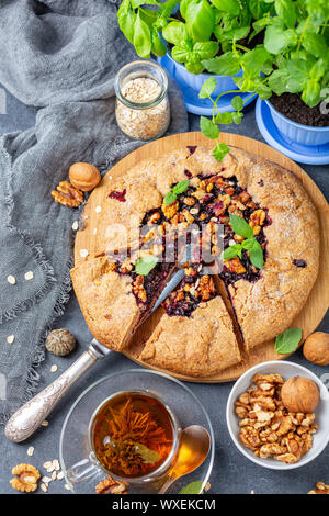 Il tè verde e Galette pie con il ribes nero. Foto Stock