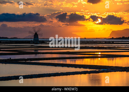 Marsala saline al tramonto, Sicilia, Italia Foto Stock