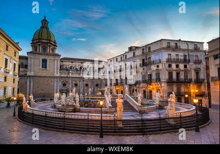 Piazza Pretoria e la fontana del Pretorio a Palermo, Sicilia, Italia. Foto Stock