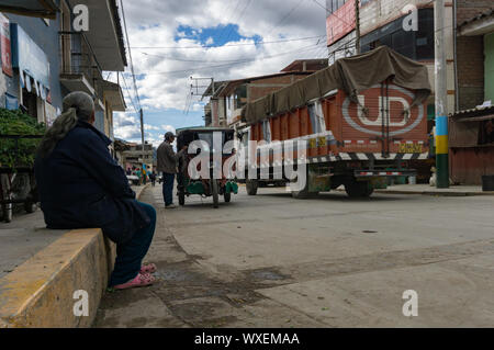 Chavín de Huantar, Ancash / Perù: 11 Giugno, 2016: vecchia donna guardando il ongoings sulla strada principale Foto Stock