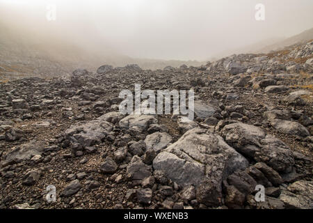 Rocky brumoso paesaggio a 7 lake valley Foto Stock