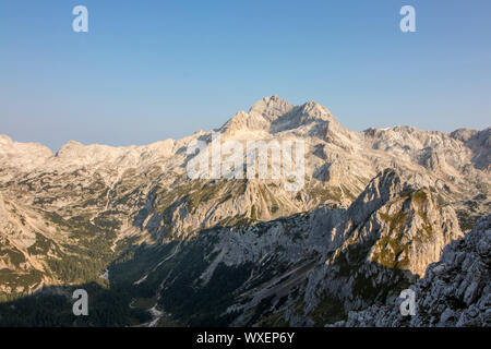 Triglav gamma su una soleggiata giornata di primavera Foto Stock