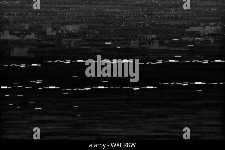 Glitch VHS in bianco e nero. Analogo effetto di distorsione con rumore bianco e linee casuali. Riavvolgere o mettere in pausa un concetto. Retrò nessun segnale su sfondo nero. Illustrazione Vettoriale