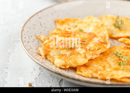 In padella frittelle di patate - röstinchen, kartoffelpuffer, latkes, draniki, hash browns Foto Stock