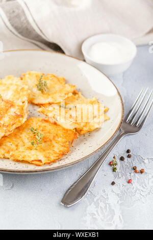 In padella frittelle di patate - röstinchen, kartoffelpuffer, latkes, draniki, hash browns Foto Stock