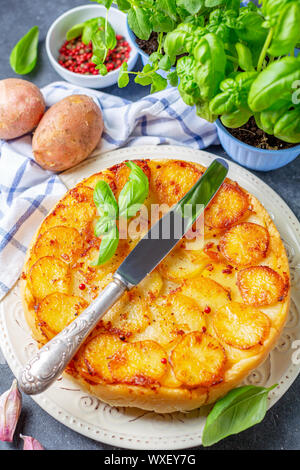 Tradizionale Tarte Tatin con patate. Foto Stock