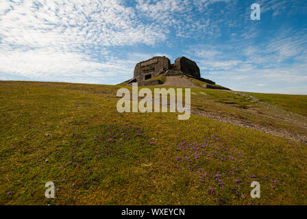 I resti della torre di giubileo in cima Moel Famau (madri montagna) Foto Stock