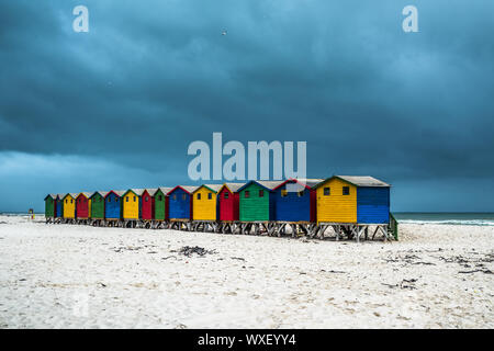 Spiaggia di colorate case in Muizenberg, Sud Africa Foto Stock