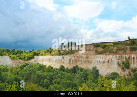 Cretaceo cava. Paesaggio con scogliere di sabbia e bellissimo cielo. Cretaceo pit. Le scogliere di sabbia con foresta a piedi. Montagne di sabbia. Landsca celesti Foto Stock