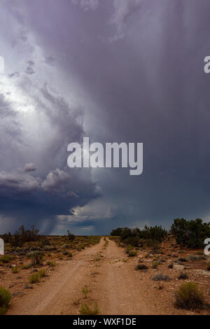 Cielo scuro e la strada sterrata in Arizona Foto Stock