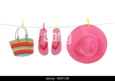 Linea con appeso flip flop e rosa paglia estate hat Foto Stock