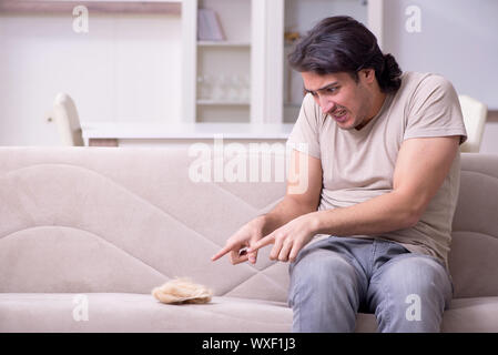 Giovane uomo che soffre di allergie Foto Stock