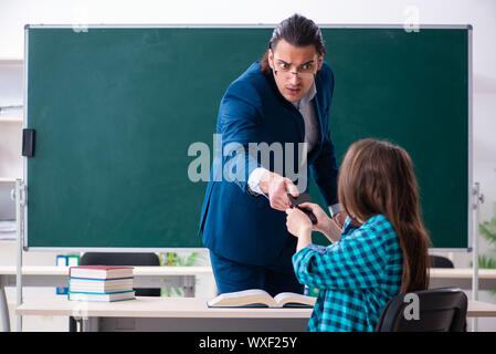 Bel giovane insegnante e studente femmina in classe Foto Stock