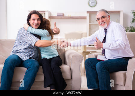 Giovane coppia visita medico esperto psicologo Foto Stock