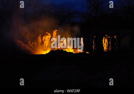 L'Afghanistan. 01 mar 2002. Stati Uniti Esercito di soldati di fanteria a partire dal decimo Montagna divisione soggiorno caldo da un incendio prima dell'inizio dell'Operazione Anaconda, Venerdì, 1 marzo 2002. (Jason Whitman/immagine dello sport) foto tramite la carta di credito: Newscom/Alamy Live News