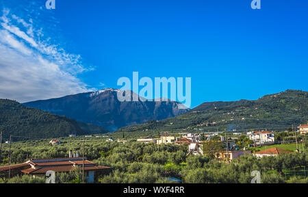 Il verde paesaggio di montagna della Grecia continentale Foto Stock