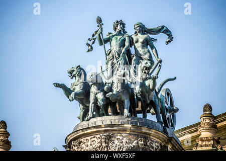 Statua sulla sommità del teatro dell'opera di Dresda, Germania Foto Stock