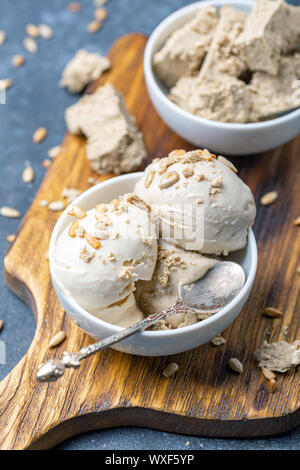 Gelato fatto in casa con olio di semi di girasole e halva. Foto Stock