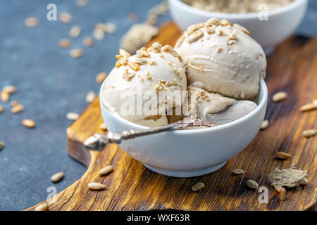 Gelato alla crema con halva e semi di girasole close up. Foto Stock