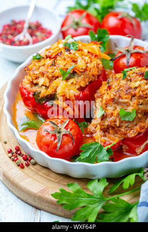 Peperoni ripieni di carne e verdure vicino. Foto Stock