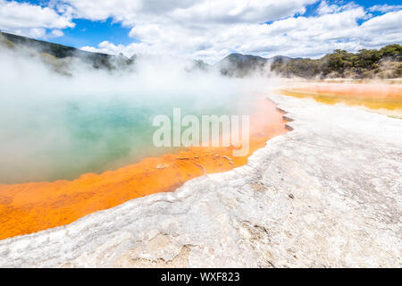 Hot scintillante lago in Nuova Zelanda Foto Stock