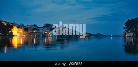 La mattina presto vista Gangaur Ghat Udaipur, Rajasthan, India Foto Stock