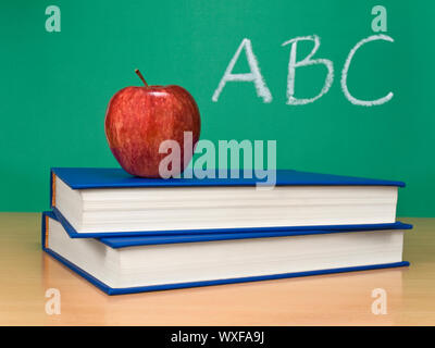 ABC scritto su una lavagna con un Apple su libri. Foto Stock
