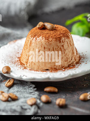 Caffè Panna cotta cosparso di cacao in polvere. Foto Stock