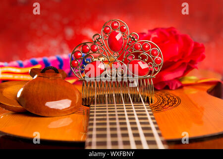 Classico spagnolo con la chitarra flamenco elementi come ballerina pettine e nacchere Foto Stock